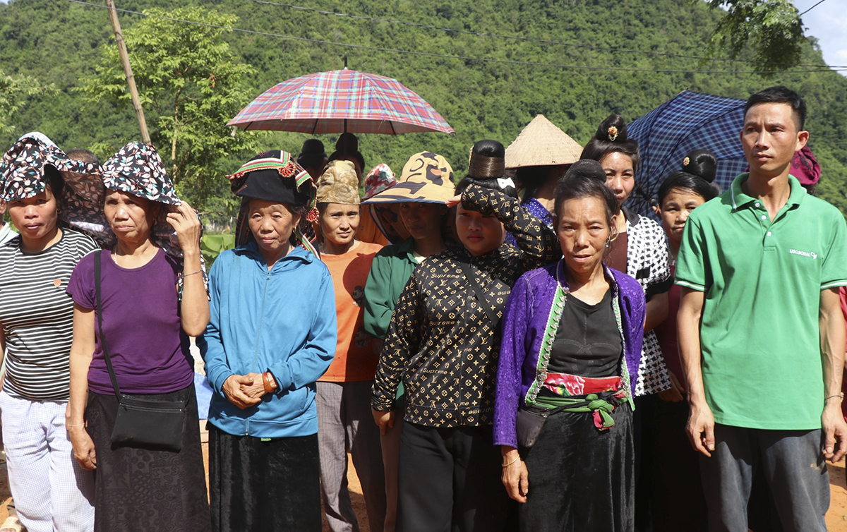 Người dân xã Xuân Lao, huyện Mường Ảng dự lễ khởi công làm nhà cho hộ nghèo. Ảnh: Thanh Bình
