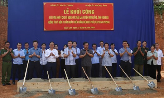 Các đại biểu dự lễ khởi công làm nhà cho hộ nghèo tại xã Xuân Lao, huyện Mường Ảng, tỉnh Điện Biên. Ảnh: Thanh Bình