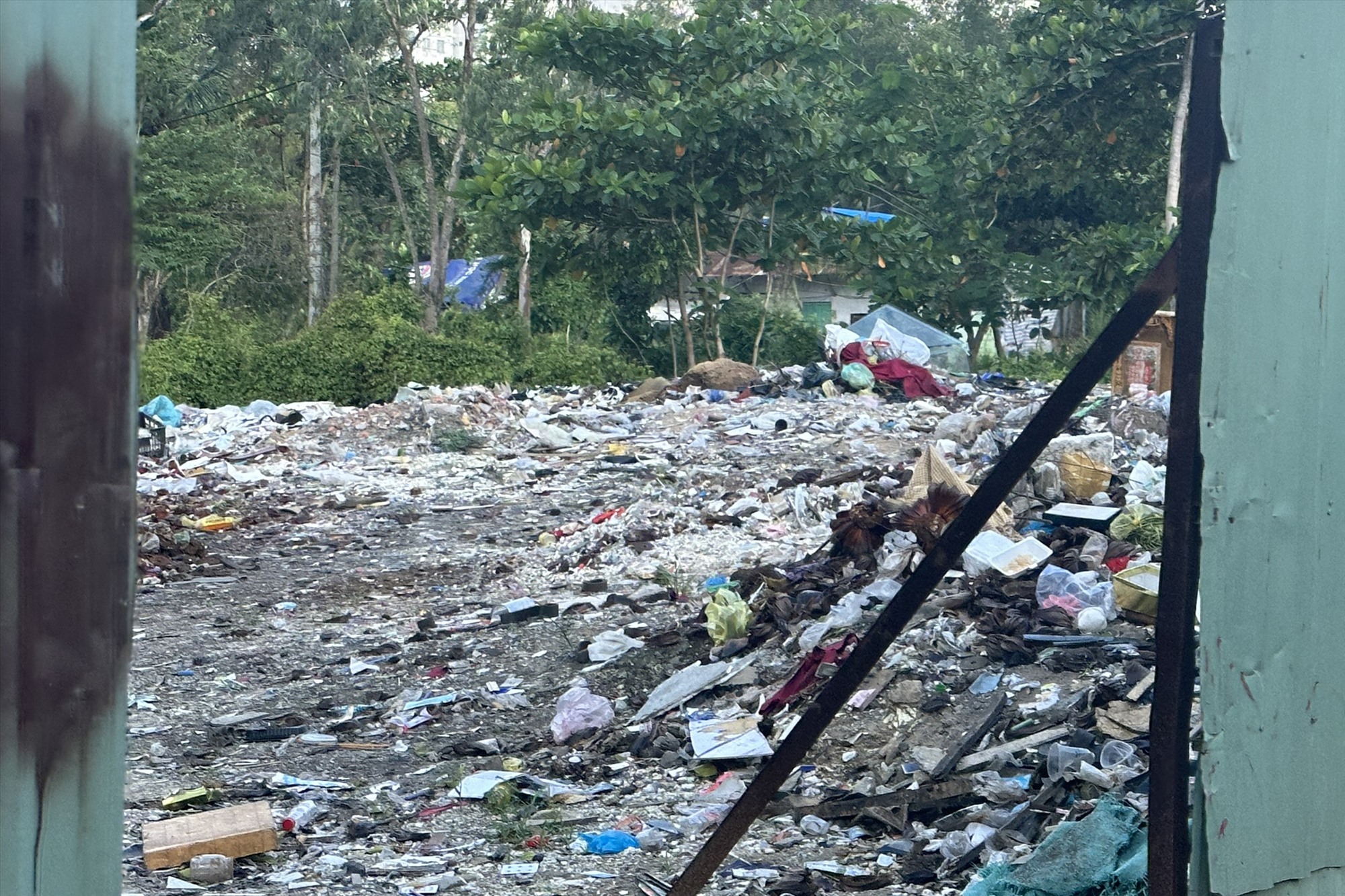 Nạn đổ rác trộm trong khu dân cư khiến người dân bức xúc. Ảnh: Thanh Vũ