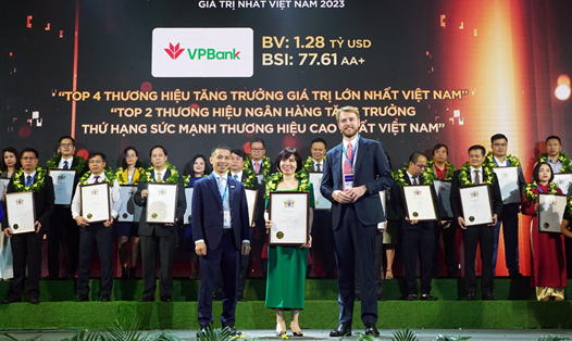 Bà Phạm Thị Nhung - Phó Tổng Giám đốc VPBank (giữa) - tại sự kiện vinh danh Top 100 thương hiệu giá trị nhất Việt Nam 2023. Ảnh: VPB