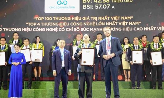 Ông Nguyễn Phước Hải - Phó Chủ tịch cấp cao Tập đoàn Công nghệ CMC - lên nhận Giải thưởng Top 100 Thương hiệu giá trị nhất Việt Nam 2023. Ảnh: CMC