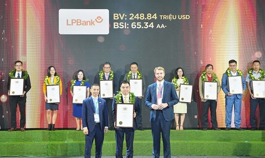 Ông Hồ Nam Tiến - Tổng Giám đốc LPBank (giữa) - tại sự kiện vinh danh Top 100 thương hiệu giá trị nhất Việt Nam 2023. Ảnh: LPB