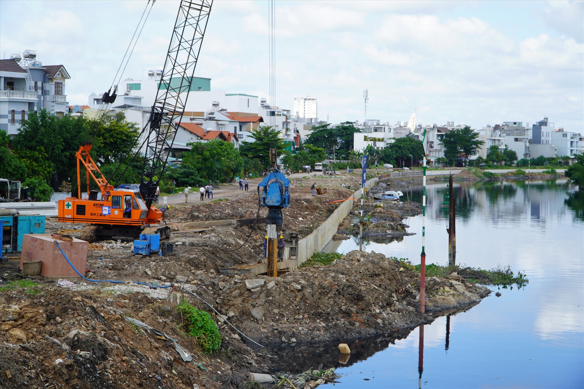 Cuối tháng 2.năm nay, dự án xây hạ tầng, cải tạo kênh Tham Lương - Bến Cát - rạch Nước Lên tổng vốn 8.200 tỉ đồng được khởi công. Đến nay đã có 9/10 gói thầu được triển khai thi công đồng loạt trên toàn tuyến.