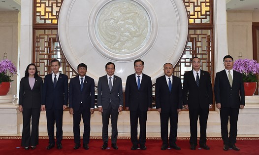 Phó Thủ tướng Chính phủ Trần Lưu Quang và Bí thư Tỉnh ủy Vân Nam Vương Ninh cùng các đại biểu. Ảnh: Bộ Ngoại giao