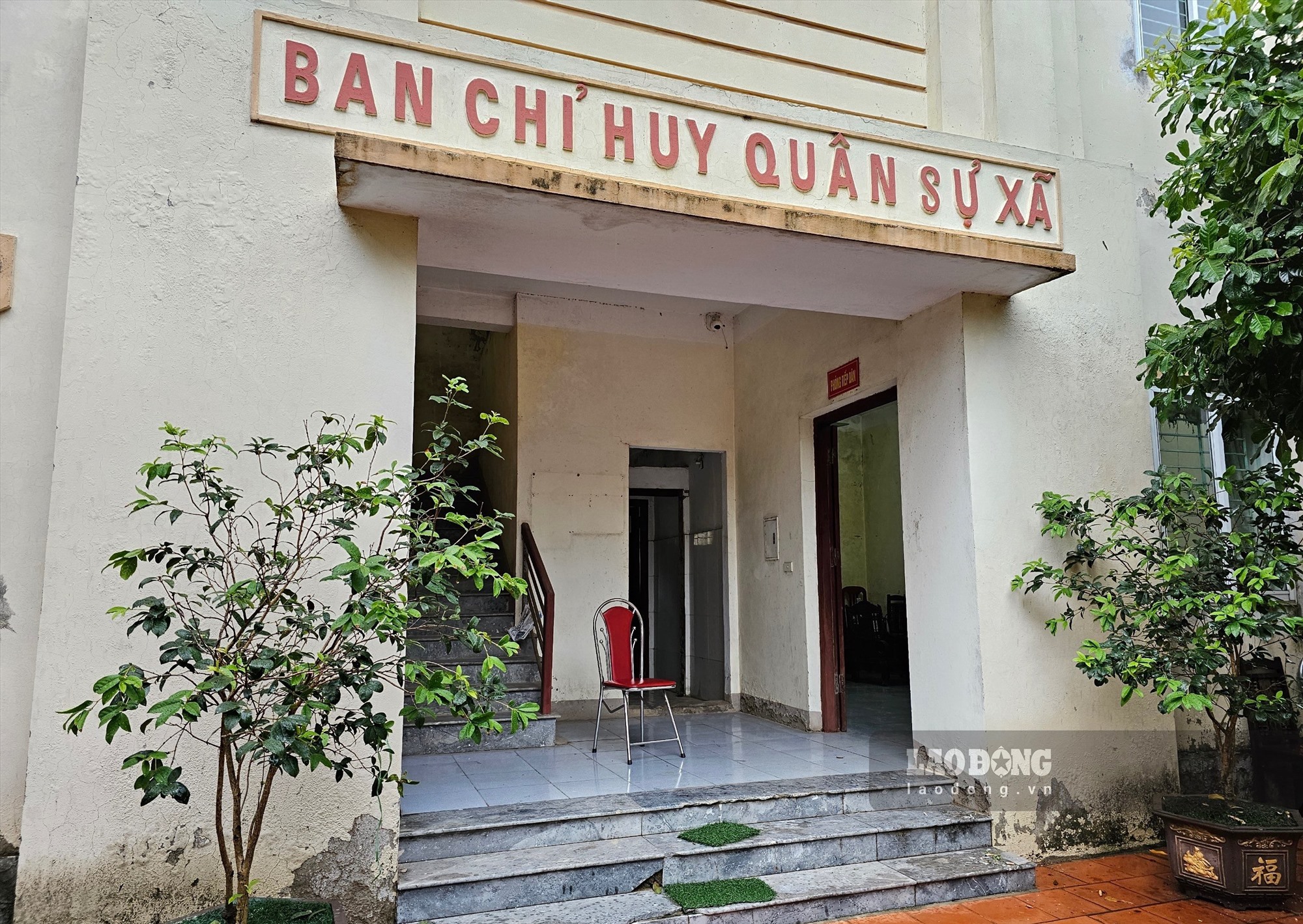 Tương tự UBND, Phòng tiếp dân của Ban Chỉ huy Quân sự xã cũng vắng bóng cán bộ trong giờ làm việc chiều 4.8. Ảnh: Bảo Nguyên