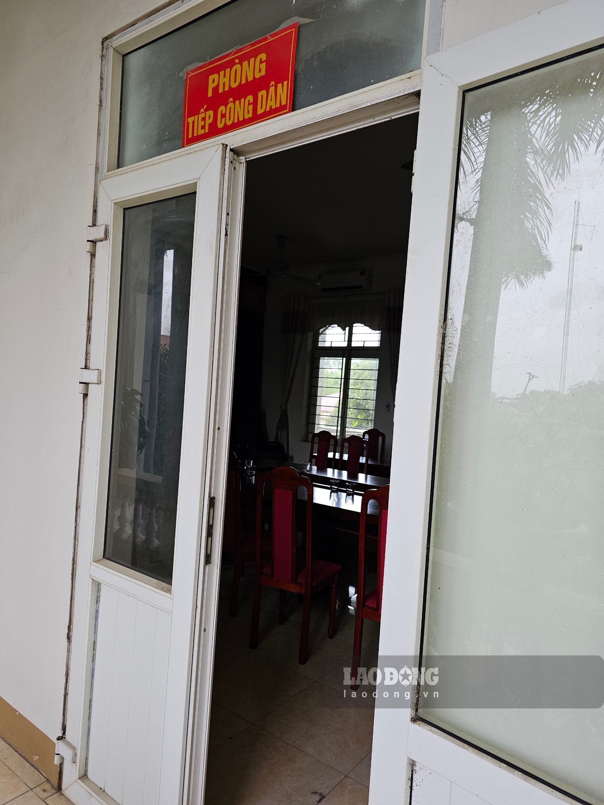 Phòng tiếp công dân của UBND xã Bạch Lưu tắt đèn, không người trực trong giờ làm việc chiều 4.8. Ảnh: Bảo Nguyên