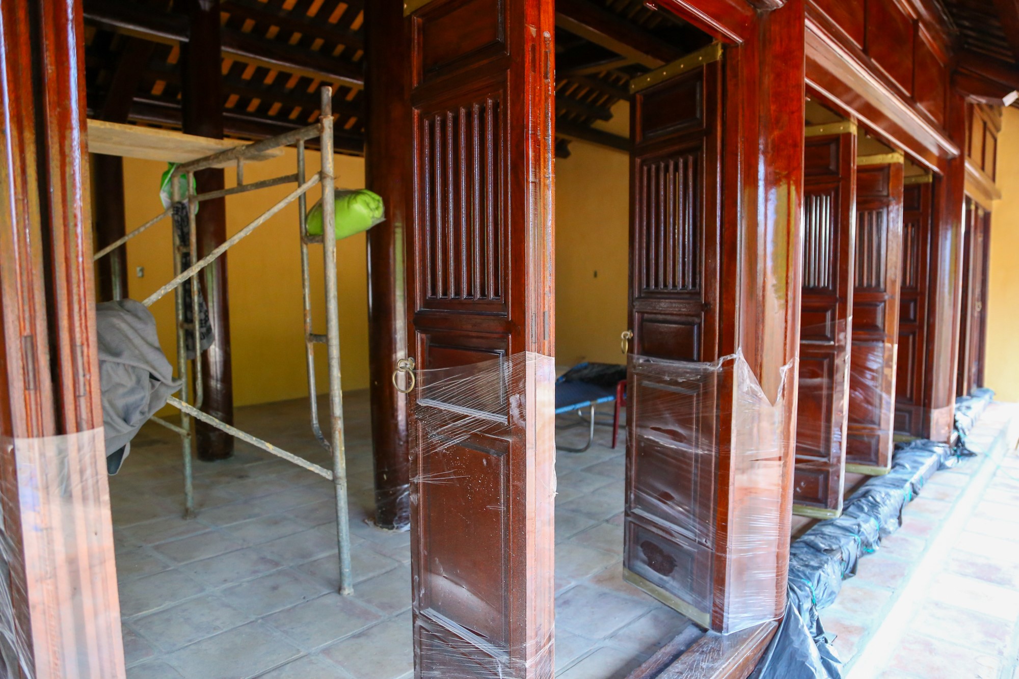Bên trong nhà trú sở sử dụng gỗ để làm hệ thống cửa, cột kèo.