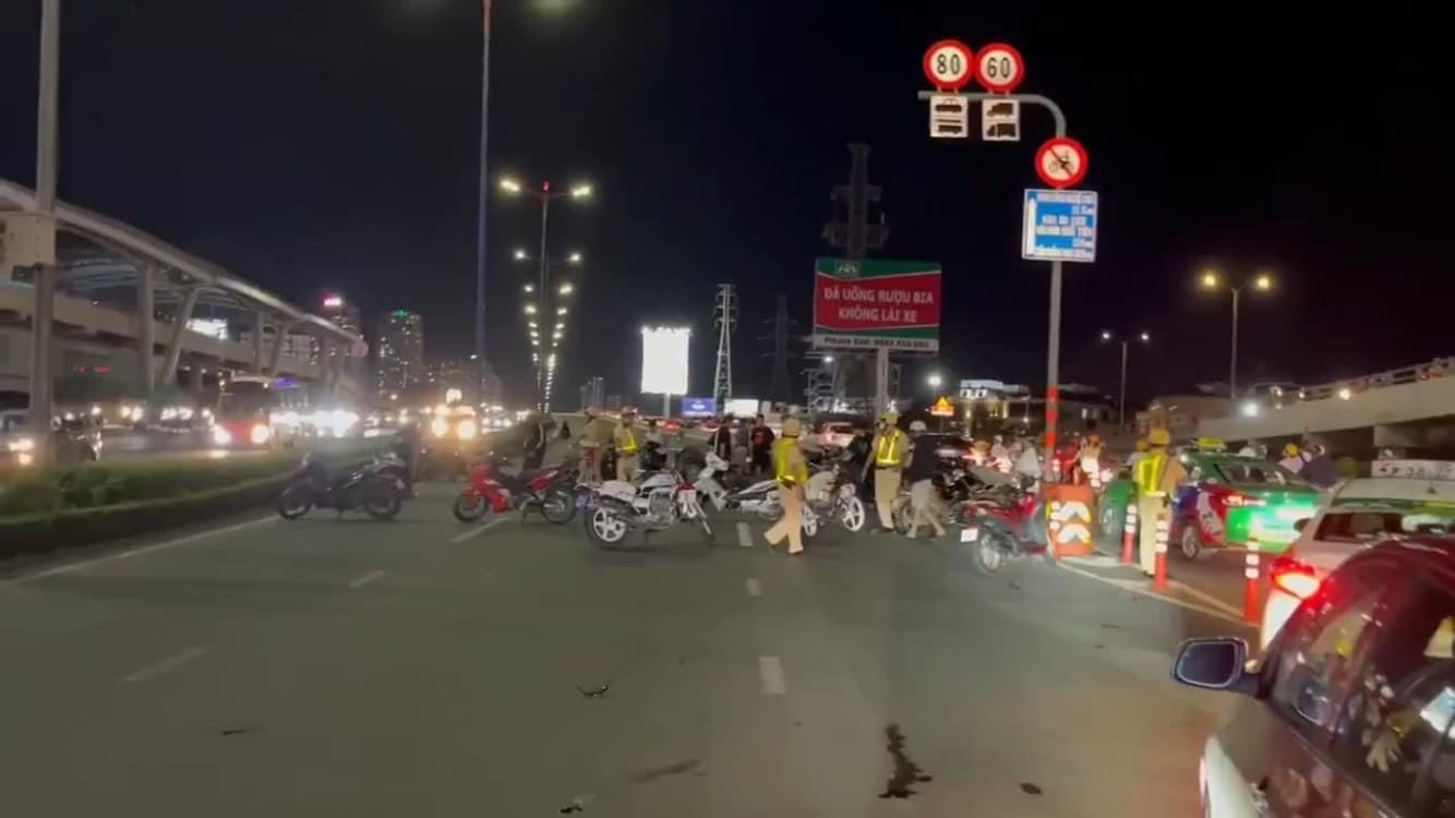 Bắt giữ nhóm 40 thanh niên tụ tập đua xe ở cầu Sài Gòn