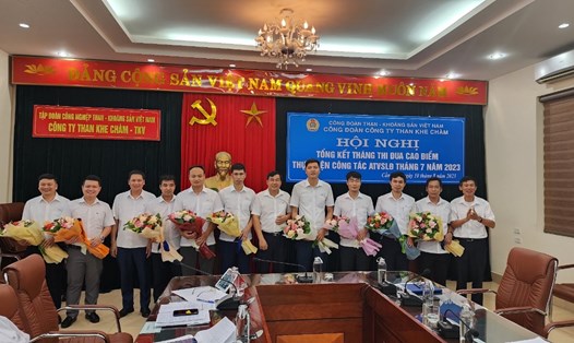 Khen thưởng 9 công đoàn bộ phận hoàn thành xuất sắc nhiệm vụ trong tháng thi đua cao điểm. Ảnh: Công đoàn Công ty Than Khe Chàm. 