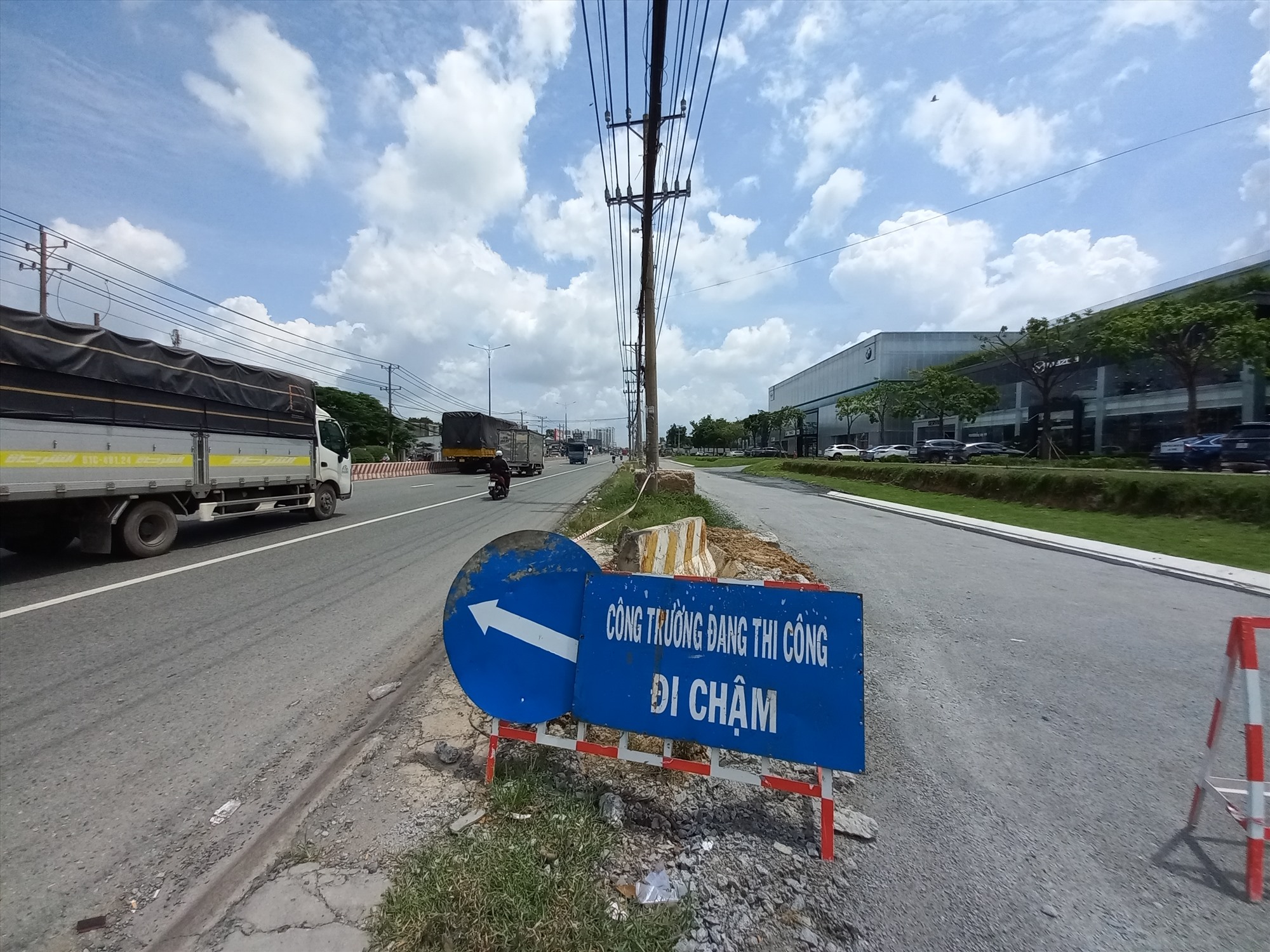 Tuy nhiên, việc xây dựng không được thực hiện đồng điều, ở nhiều đoạn đường lưới điện gần như nằm chìa ra giữa đường. Anh Nguyễn Thanh Hải (40 tuổi, ngụ phường Lái Thiêu, thành phố Thuận An) cho biết thường xuyên đi làm về trên tuyến đường này.
