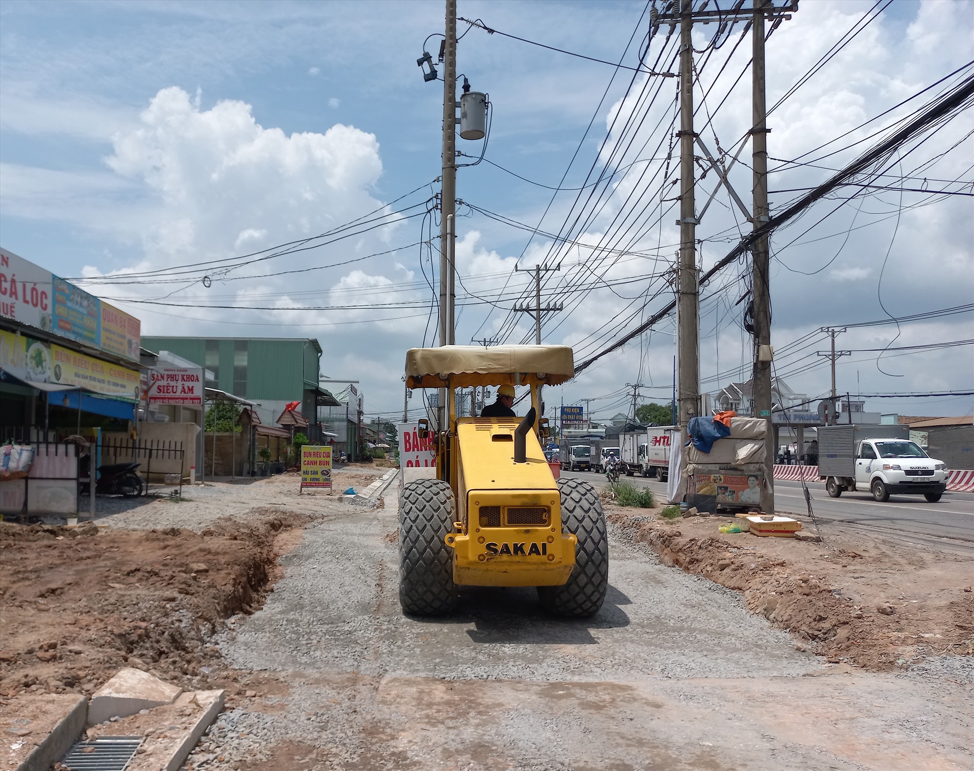 Trong khi đường điện chưa được di dời thì phía bên trong hầu hết các hộ dân đã nhận đề bù bàn giao mặt bằng. Phía đơn vị thi công tiến hành san ủi làm trước phần nền đường. 