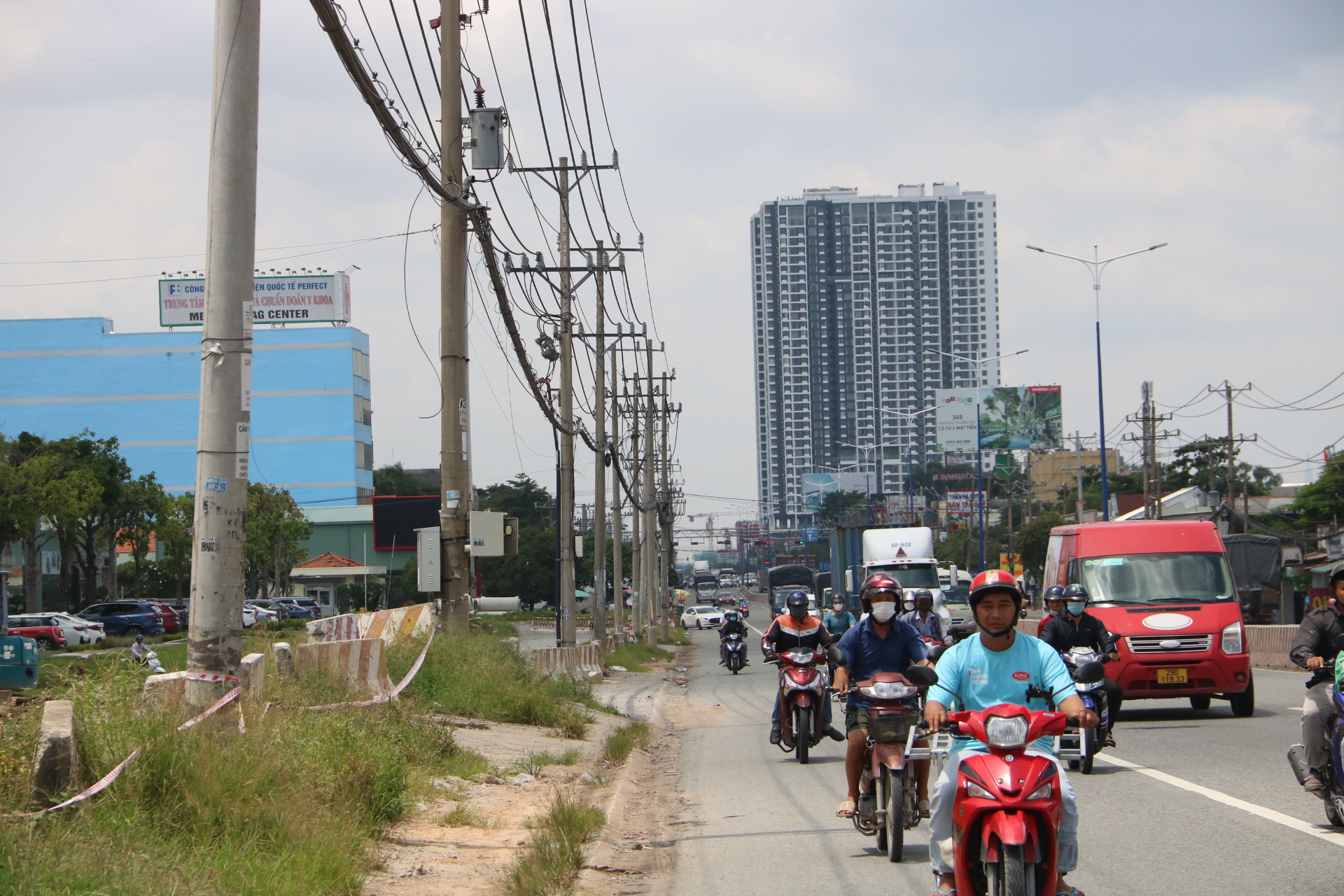Đây là công trường dự án nâng cấp mở rộng Quốc lộ 13 đoạn qua thành phố Thuận An, tỉnh Bình Dương. Dự án đã được khởi công đến nay là 16 tháng. Tuy nhiên công tác giải phóng mặt bằng vẫn chưa thực hiện xong đ