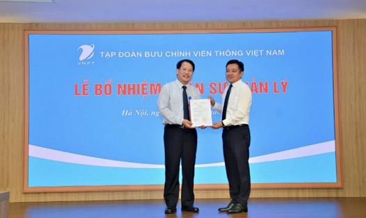 Ông Nguyễn Văn Tấn (bên trái) vừa đảm nhiệm chức vụ Tổng Giám đốc VNPT VinaPhone. Ảnh: VinaPhone