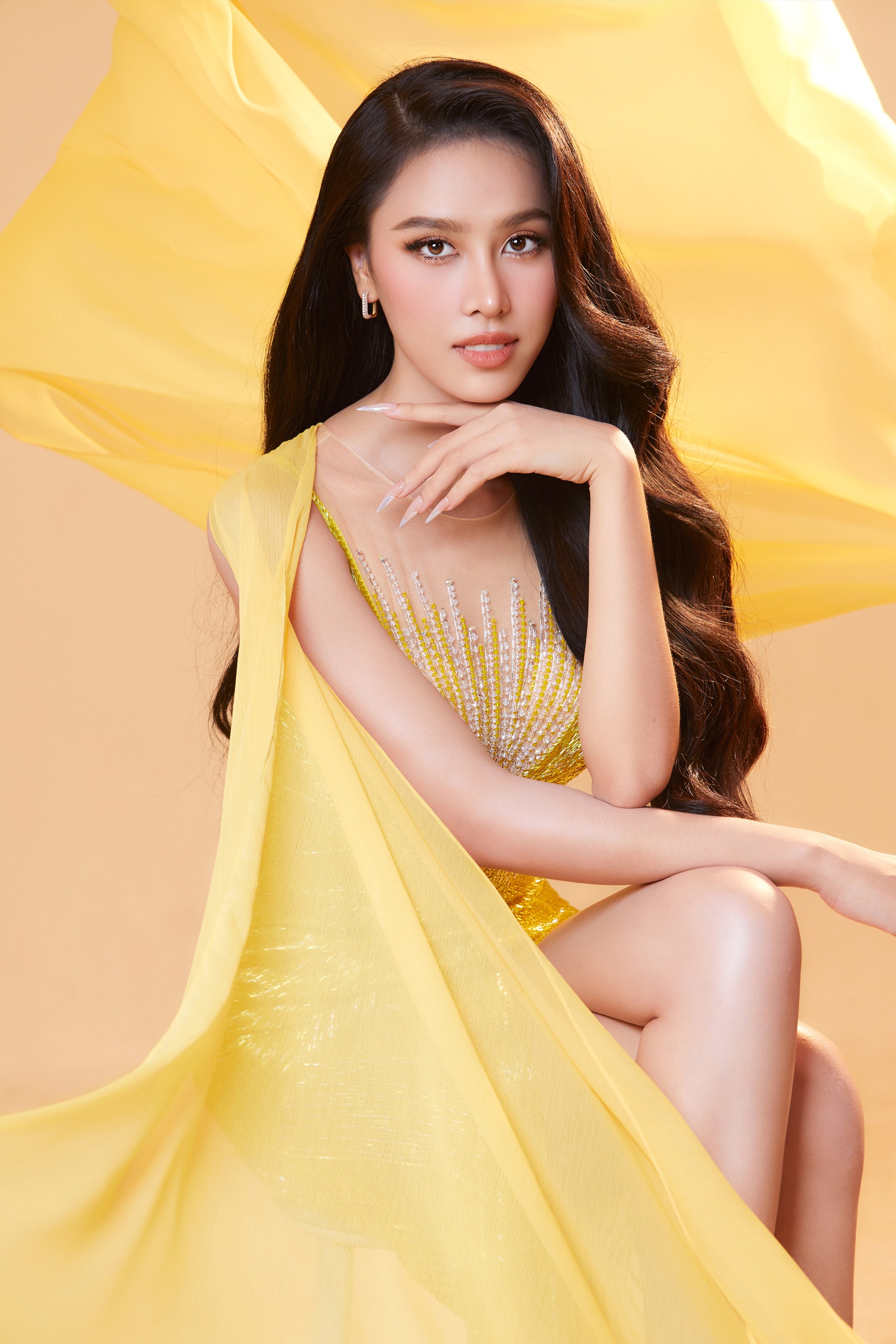 Trong bộ ảnh Á hậu Ngọc Hằng đã tỏa sáng khi đeo dải sash Miss Intercontinental Vietnam với nhan sắc rạng rỡ cùng chiều cao nổi bật.