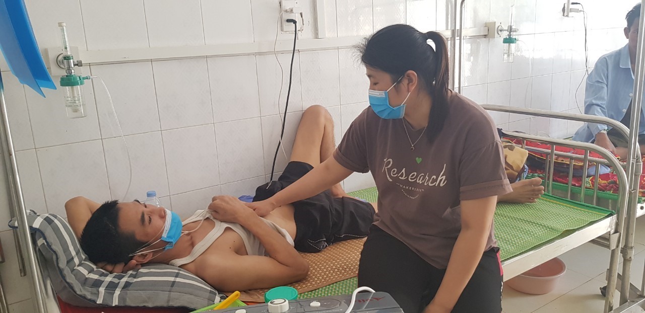 Bệnh nhân Trần Ngọc Hoa (sinh năm 1978, nguyên công nhân Công ty TNHH Châu Tiến) đang điều trị với tình trạng sức khỏe yếu, khó thở do bụi phổi biến chứng. Ảnh: Hải Đăng
