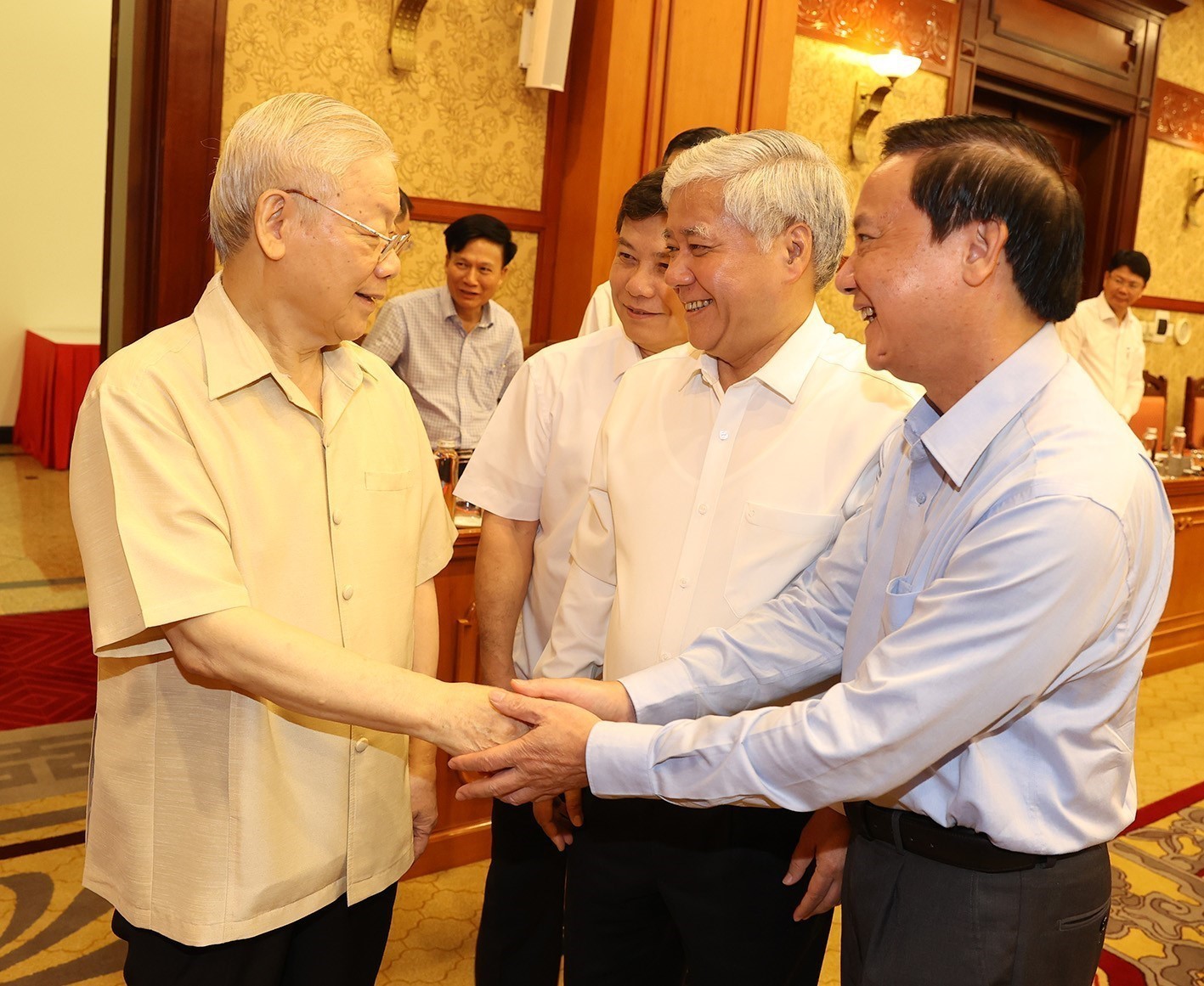 Tổng Bí thư Nguyễn Phú Trọng và các đại biểu tới dự phiên họp 24. Ảnh: Trí Dũng/TTXVN