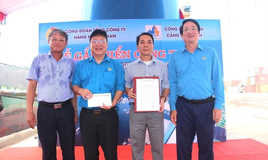 Ông Lê Phan Linh - Chủ tịch Công đoàn Tổng Công ty Hàng hải Việt Nam (bên phải ảnh) động viên cán bộ, công nhân viên. Ảnh: Thành Đông