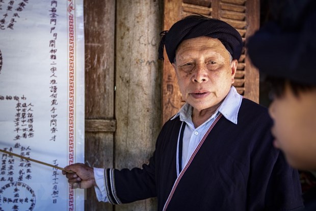 Ông Lý Văn Hềnh, xã Cao Sơn (Đà Bắc) mở các lớp học miễn phí truyền dạy cho bà con biết đọc, viết chữ Nôm -Dao cổ. Ảnh: TTXVN 
