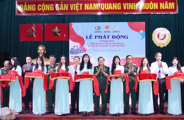 Nghi thức cắt băng bắt đầu lễ phát động. Ảnh: TTXVN