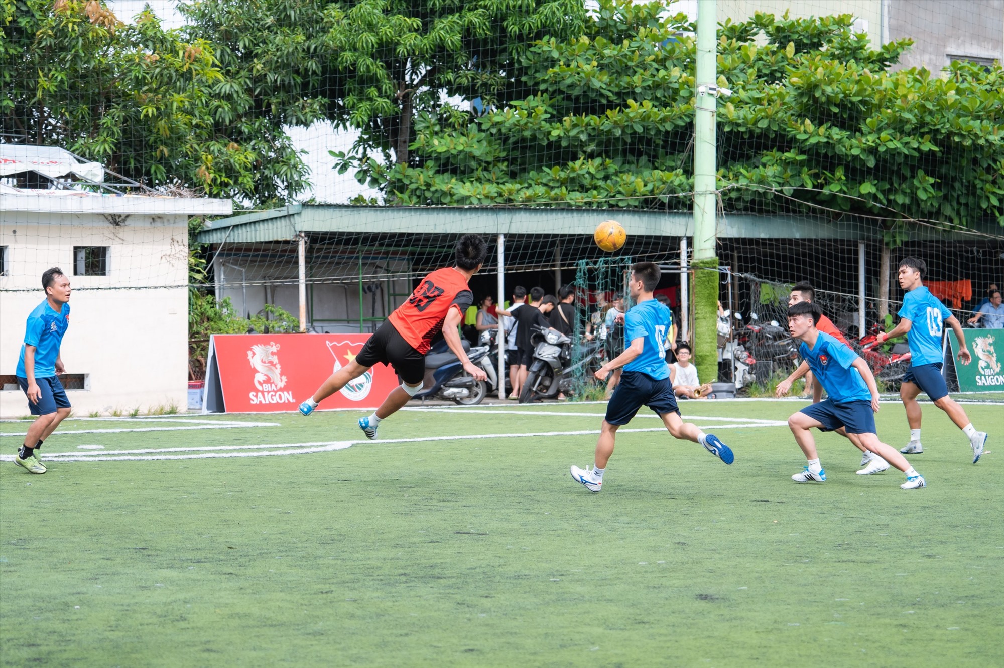 Giải bóng đá giao hữu thanh niên - Cup Bia Saigon 2023 diễn ra tại sân thể thao cộng đồng thuộc dự án  _Nâng bước thể thao. Nguồn: SABECO