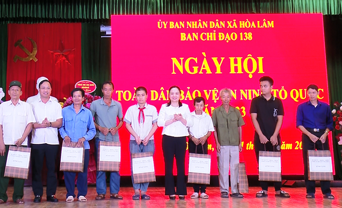 Lãnh đạo Huyện Ứng Hòa tặng quà cho 10 gia đình có công và học sinh nghèo vượt khó trên địa bàn xã Hòa Lâm. Ảnh: Cổng TTĐT Hà Nội