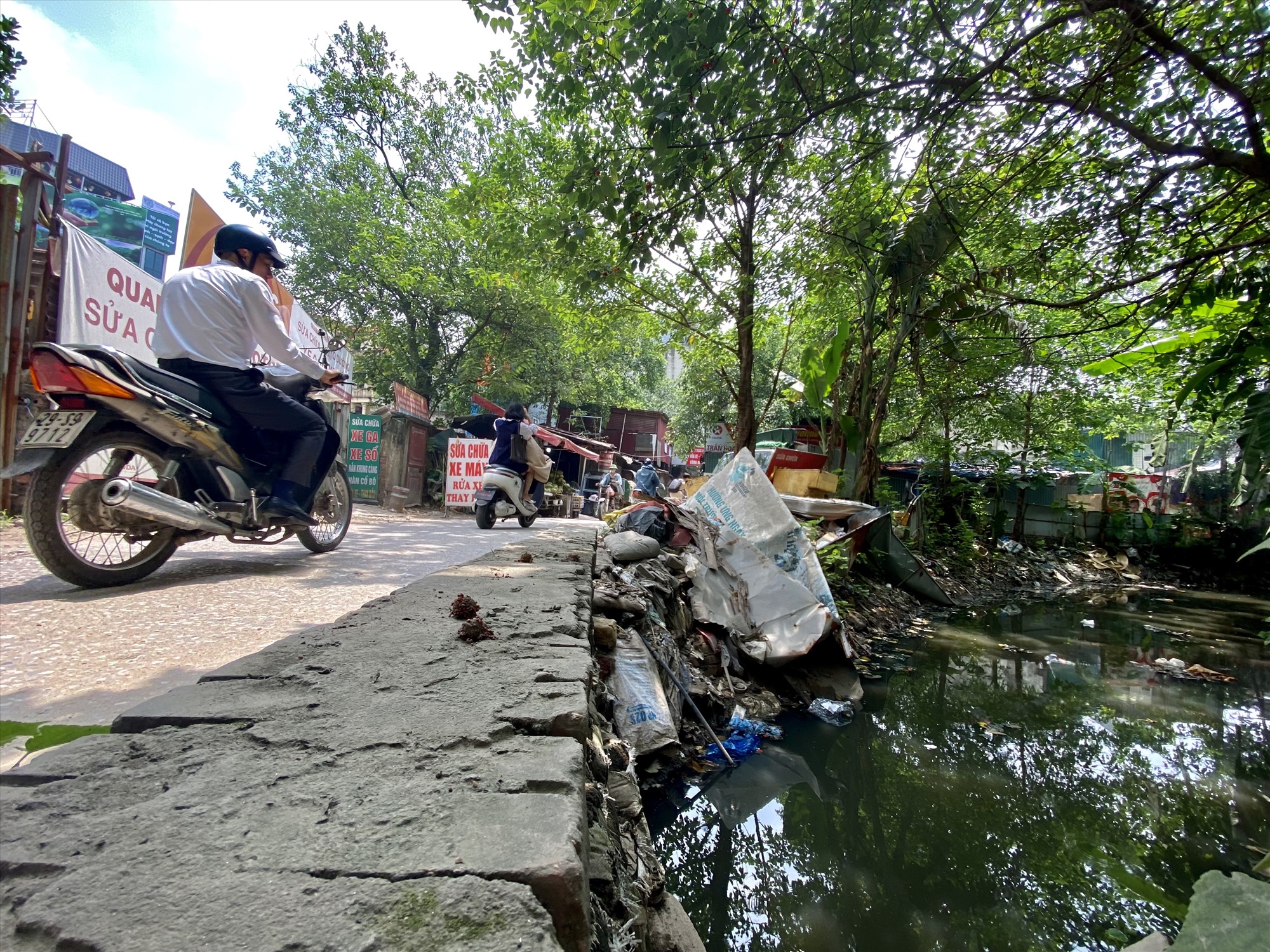 Con kênh trên phố Thành Thái ô nhiễm, ảnh hưởng đến đời sống người dân. Ảnh: Vĩnh Hoàng