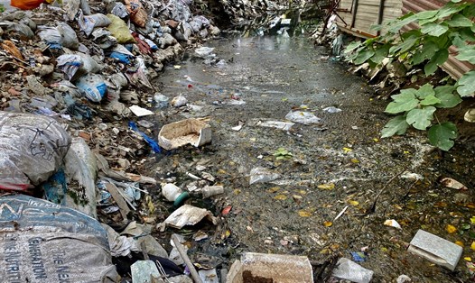 Con kênh trên phố Thành Thái ngập ngụa rác thải. Ảnh: Vĩnh Hoàng