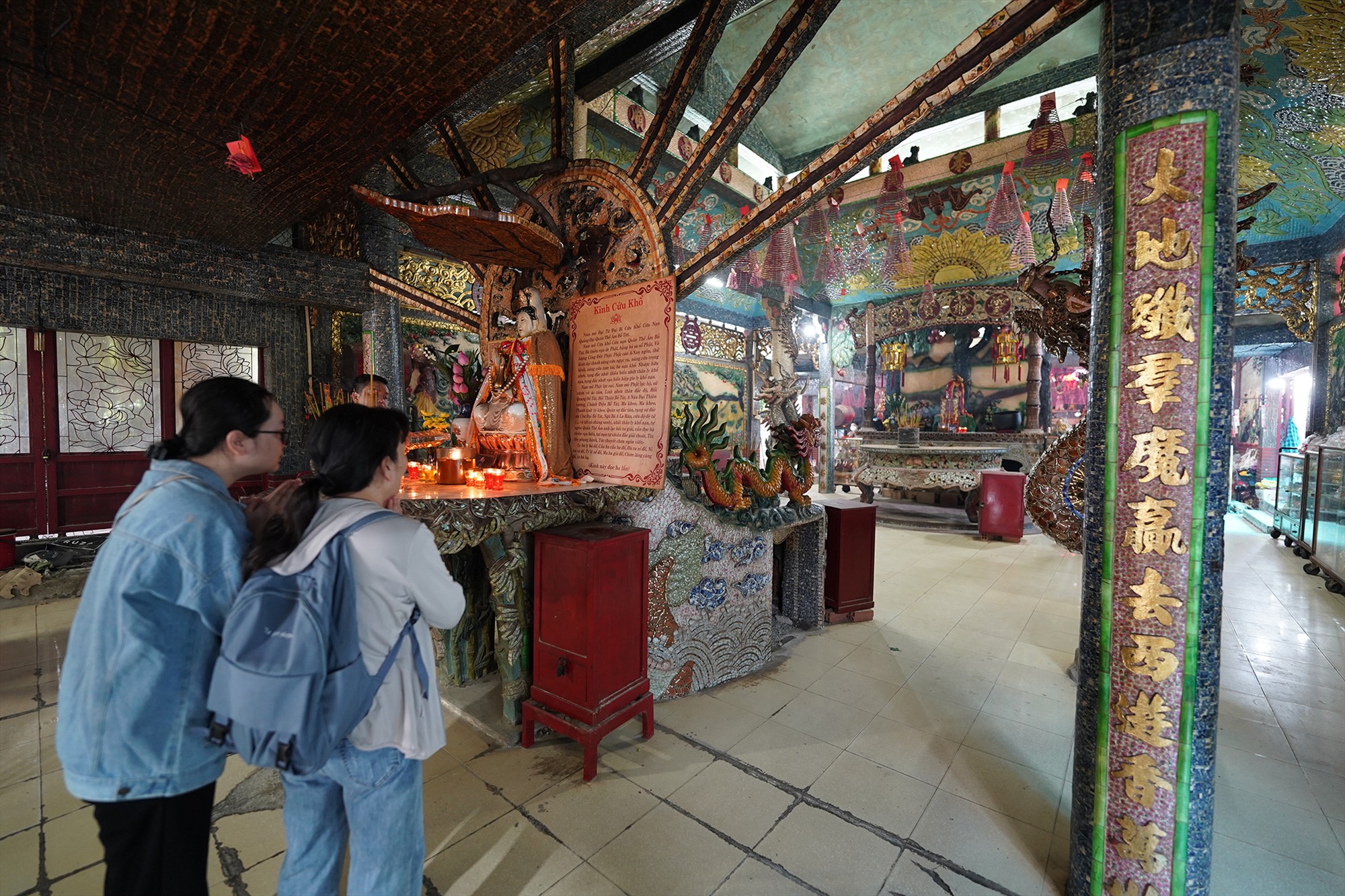 Giữa khu tiền điện thờ Phật Di Lặc, hai bên thờ Phật Tổ Như Lai và Địa Mẫu. Phía trước là tượng Quan Âm Chuẩn Đề ngồi trên toà sen với 18 cánh tay đang cầm pháp khí. Dọc bên tường treo hai bức phù điêu Thập Bát La Hán.