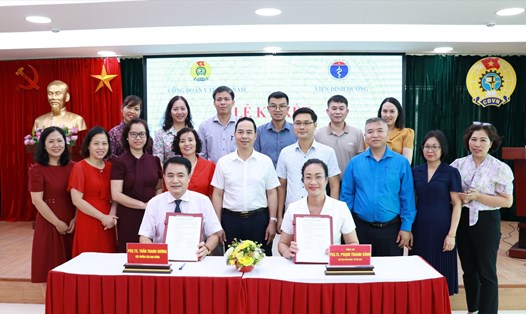 Lãnh đạo Công đoàn Y tế Việt Nam và Viện Dinh dưỡng ký kế hoạch phối hợp. Ảnh: Xuân Bách 