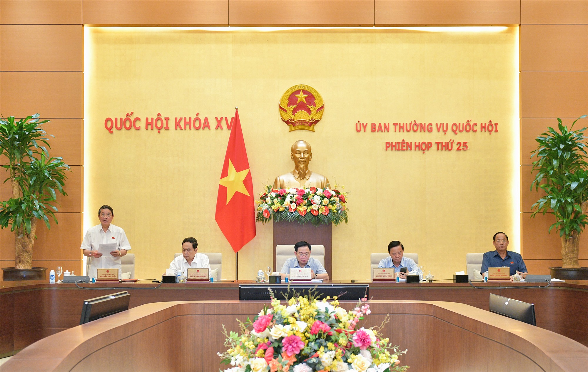 Phó Chủ tịch Quốc hội Nguyễn Đức Hải điều hành nội dung phiên họp. Ảnh: Phạm Thắng/QH