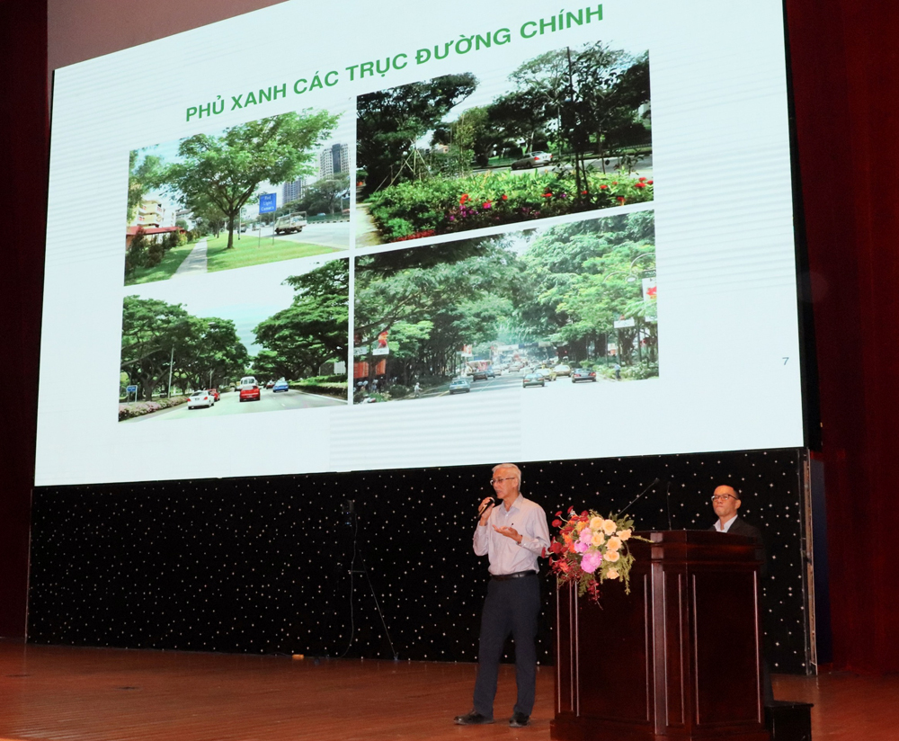 Hội nghị giới thiệu về hành trình phủ xanh của đất nước Singapore. Ảnh: UBND BD