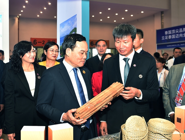 Phó Thủ tướng Chính phủ Trần Lưu Quang tham quan một gian hàng tại hội chợ. Ảnh: VGP