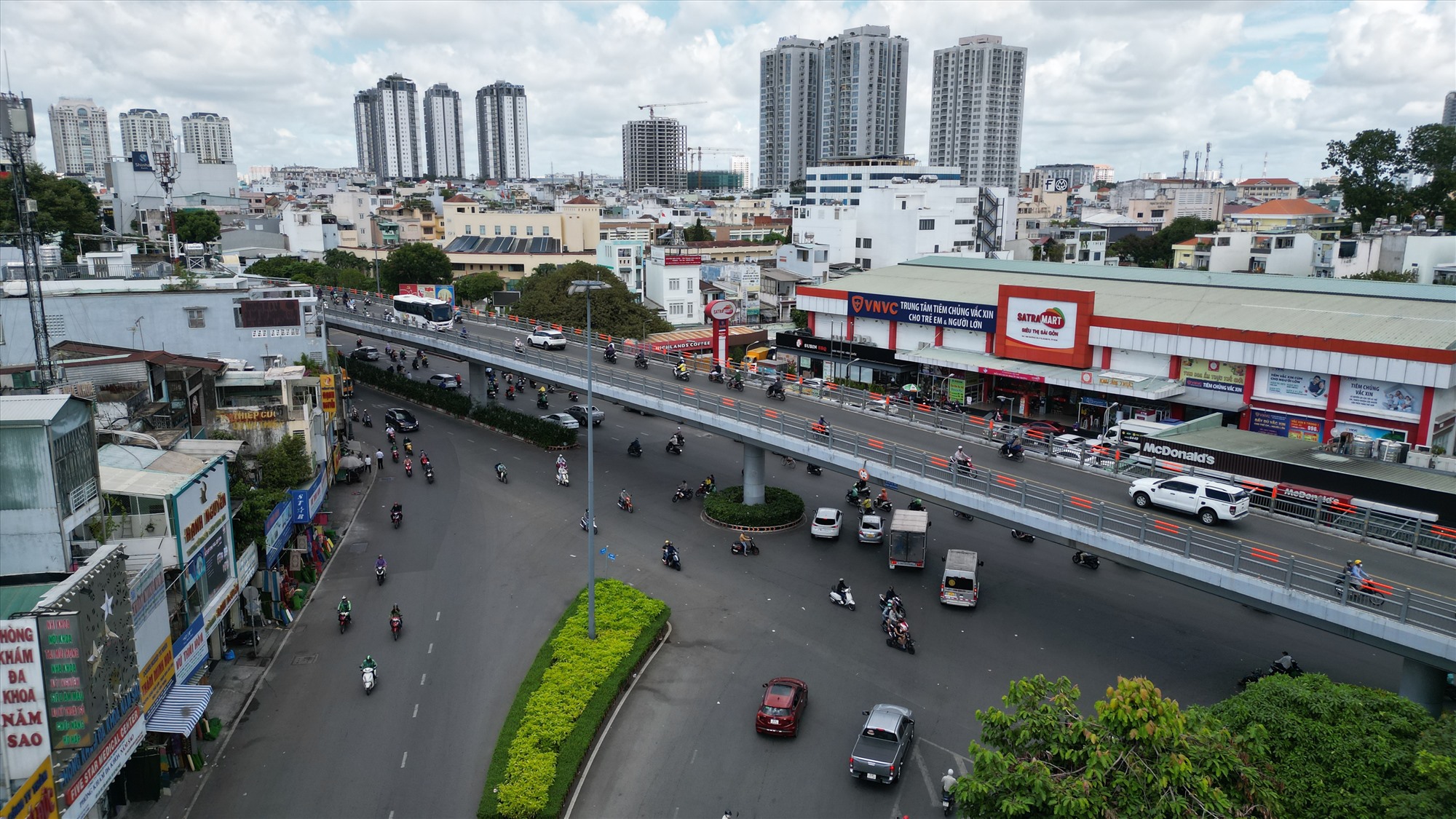 Phương án xây cầu vượt thép từng vấp nhiều ý kiến trái chiều. Tuy nhiên, trước tình thế cấp bách giải quyết kẹt xe cho nút giao, giải pháp trên vẫn được thành phố lựa chọn. 