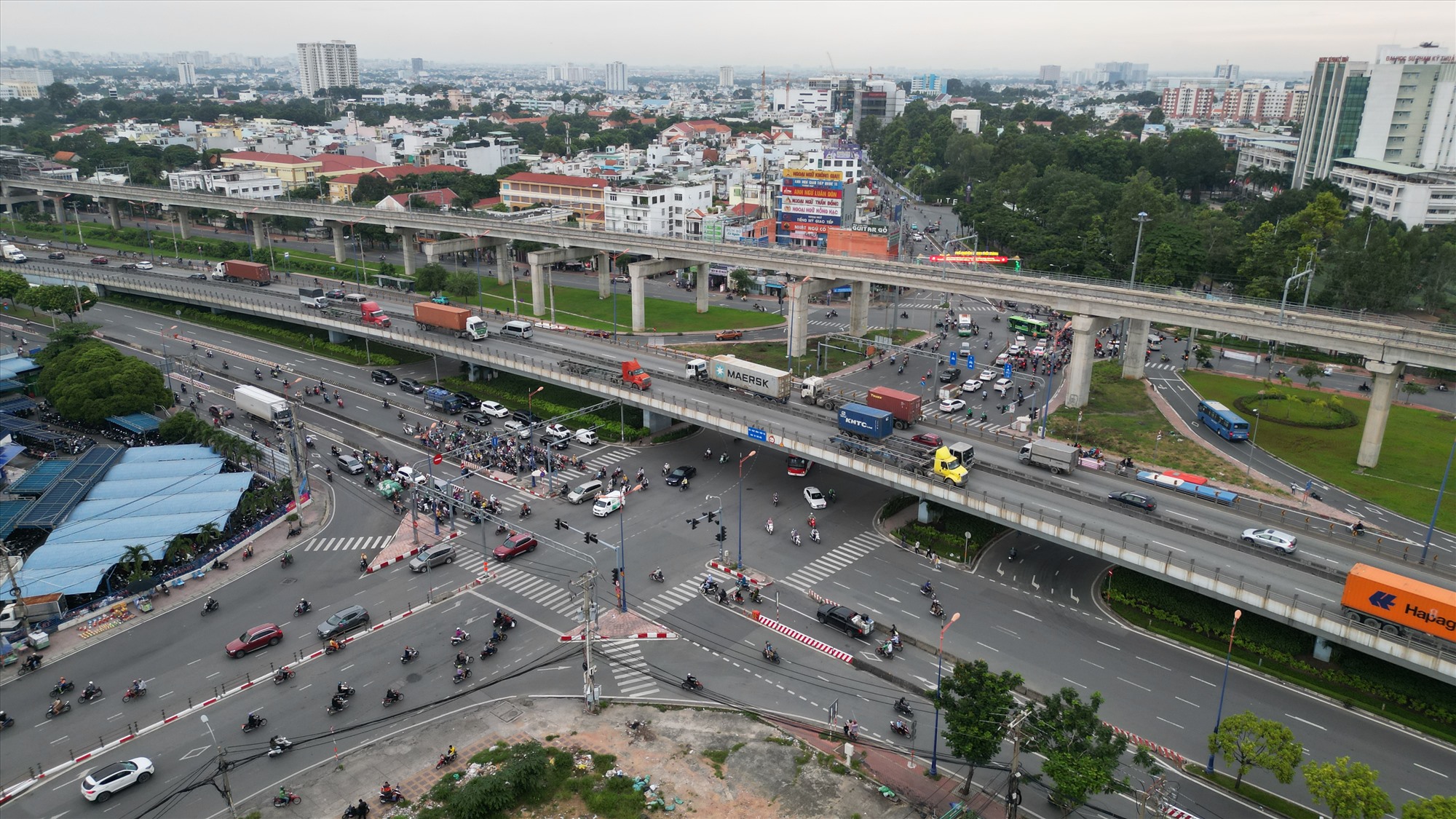 Giữa năm 2012, hai cầu vượt thép tại ngã tư Thủ Đức (277 tỉ đồng) và Hàng Xanh (188 tỉ đồng) khởi công, thông xe vào tháng 1.2023. Cả hai công trình đều thiết kế cho ôtô, xe máy cùng chạy, nhưng do lưu lượng ôtô dày đặc, sau đó thành phố cấm xe máy nhằm đảm bảo an toàn. Hiện, chỉ cầu vượt ở ngã tư Thủ Đức dành cho ôtô, còn tại ngã tư Hàng Xanh cho cả xe máy cùng ôtô con, xe buýt chạy qua.