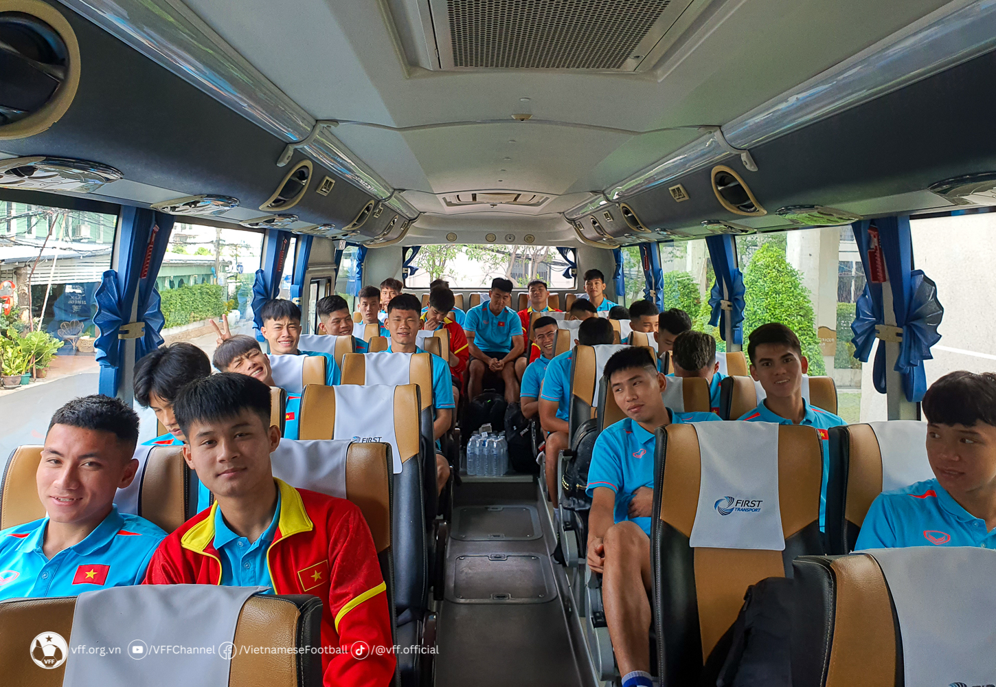 U23 Việt Nam di chuyển bằng xe bus tới địa điểm tổ chức giải U23 Đông Nam Á. Ảnh: VFF