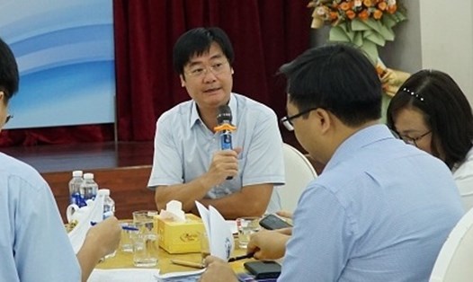 Ông Nguyễn Mạnh Kha trao đổi tại lớp tập huấn. Ảnh: Quang Phú