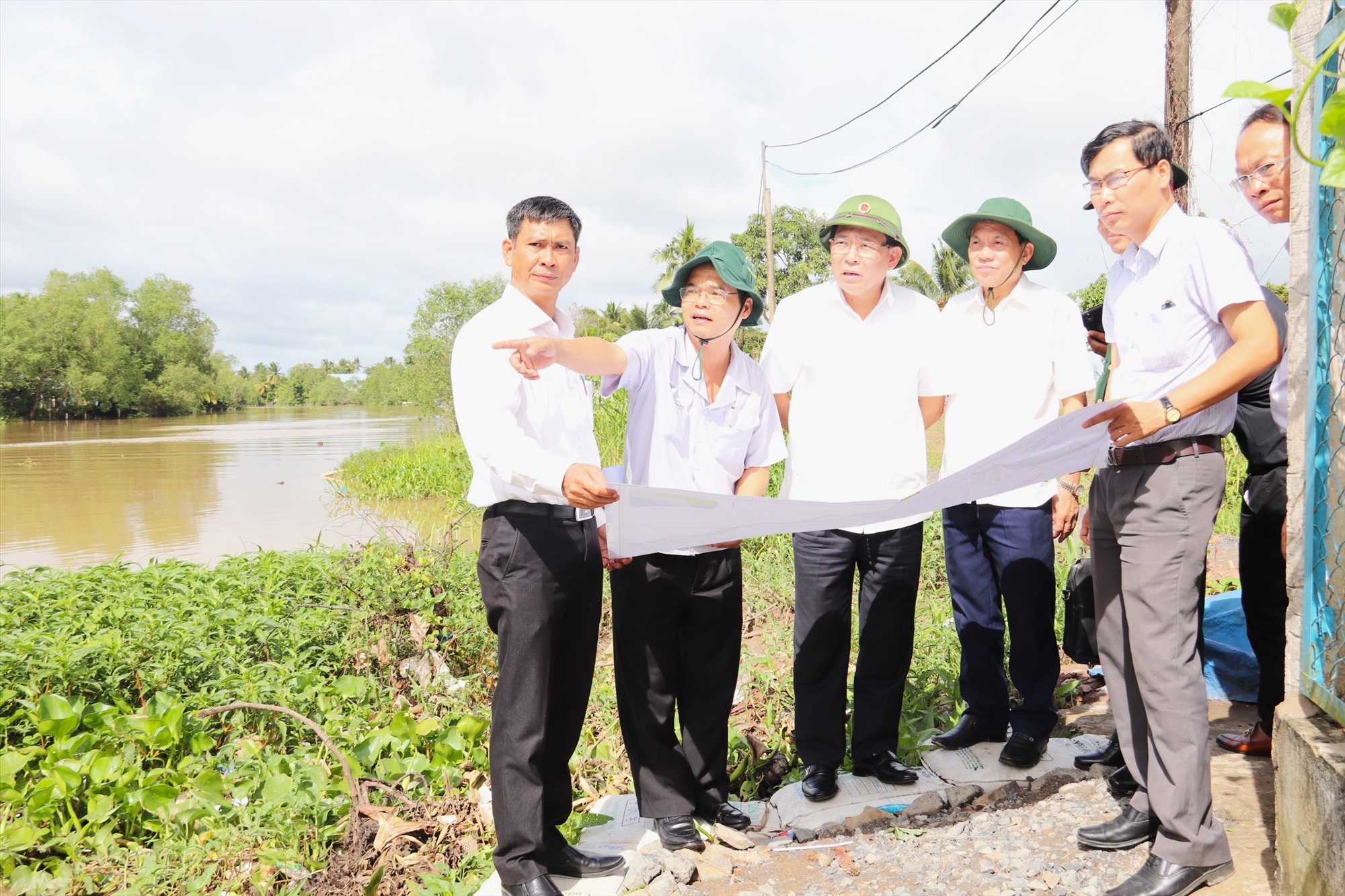Phó Chủ tịch Ủy ban Trung ương MTTQ Việt Nam Hoàng Công Thủy cùng đoàn công tác đã có buổi khảo sát tại tuyến sông Trà Nóc (quận Bình Thủy, TP Cần Thơ). Ảnh: Tạ Quang