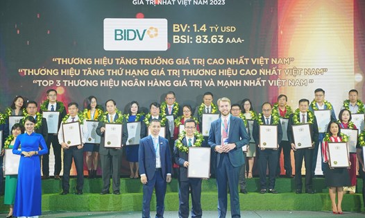 Đại diện BIDV nhận chứng nhận Thương hiệu có tốc độ tăng trưởng nhanh nhất Việt Nam 2023. Ảnh: BID