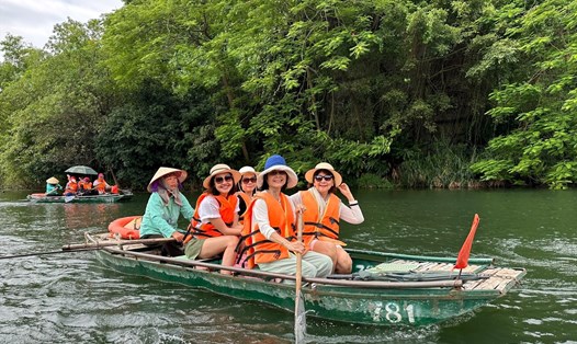 Du khách tham quan Khu du lịch sinh thái Tràng An (Ninh Bình). Ảnh: Nhân vật cung cấp