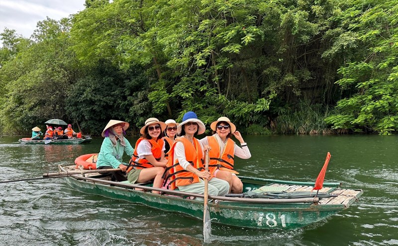 Du khách tham quan Khu du lịch sinh thái Tràng An (Ninh Bình). Ảnh: Nhân vật cung cấp