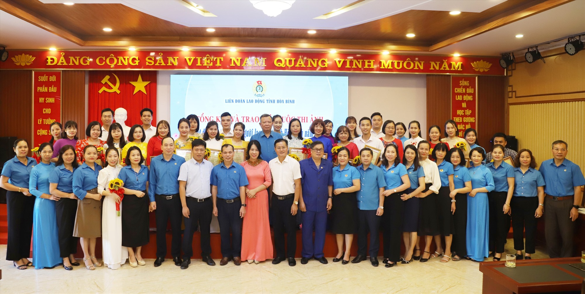 Lễ tổng kết và trao giải cuộc thi ảnh “Nét đẹp công đoàn và người lao động tỉnh Hòa Bình” năm 2023. Ảnh: Minh Tùng
