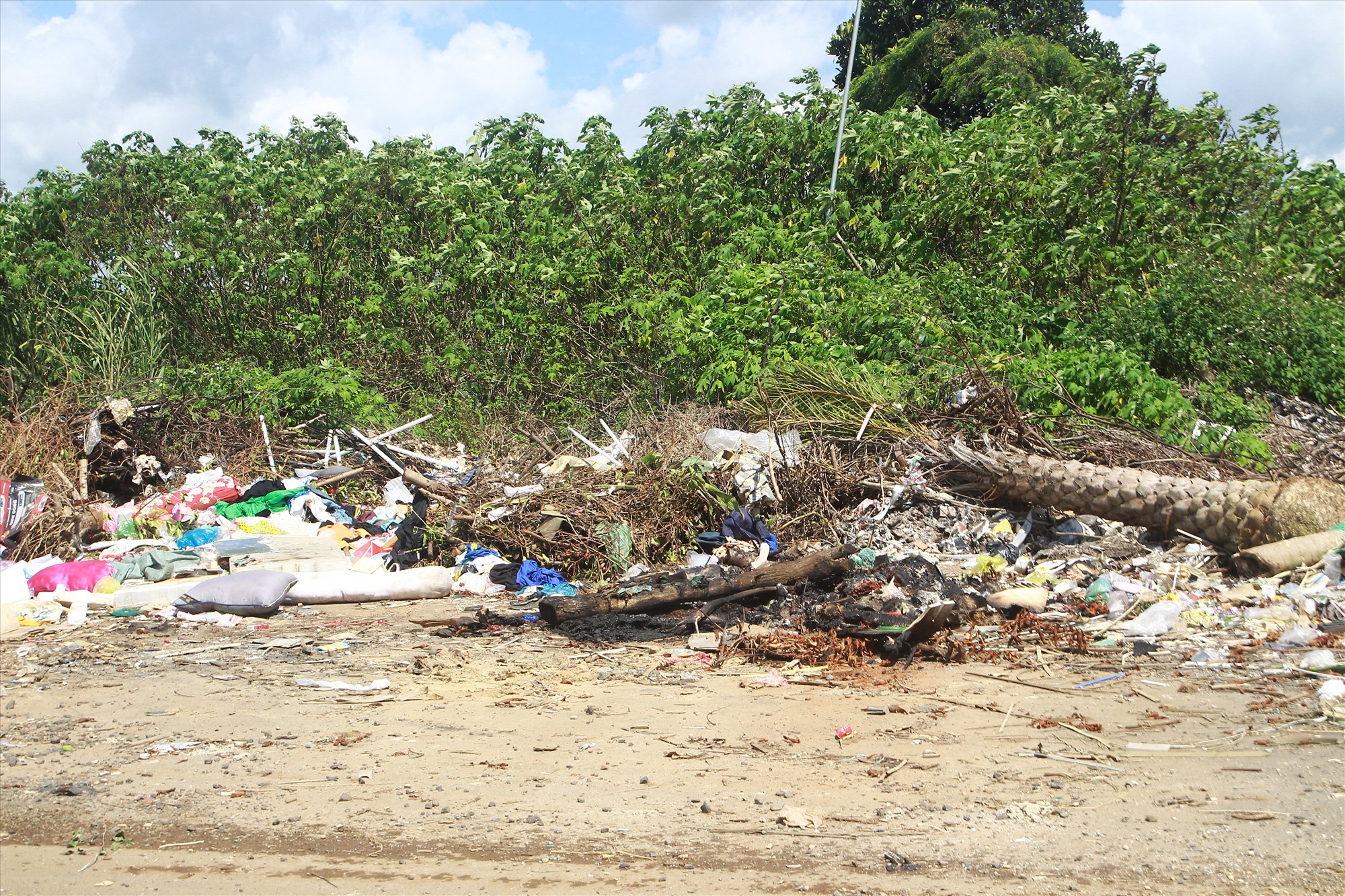Một số đối tượng đã lén lút đổ rác thải, xà bần... lên đất công ở phường 1, thành phố Đà Lạt. Ảnh: Lê Sơn