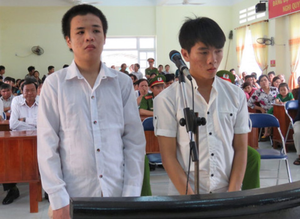 Bị cáo Lương An Hào (bên trái) và bị cáo Nguyễn Tấn Dũng tại phiên tòa sơ thẩm. Ảnh: Báo Công an 