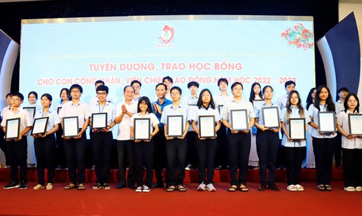 LĐLĐ thành phố Đà Nẵng tuyên dương, khen thưởng, trao học bổng cho con CNVCLĐ có thành tích xuất sắc trong học tập. Ảnh: Trà Vân