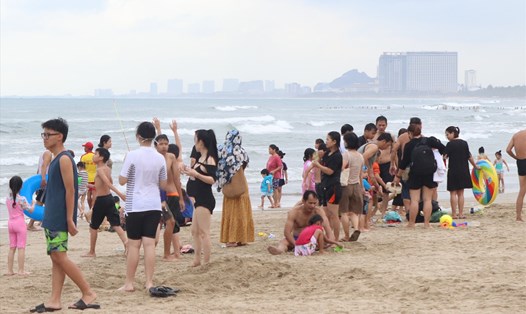 Người dân và du khách vui chơi, tắm biển Đà Nẵng. Ảnh: Mai Hương