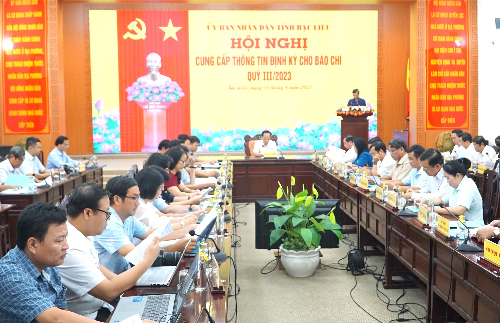 Chủ tịch UBND tỉnh Bạc Liêu Phạm Văn Thiều chủ trì họp báo cung cấp thông tin cho báo chí quý 3.2023. Ảnh: Nhật Hồ