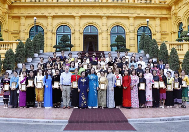 Phó Chủ tịch nước Võ Thị Ánh Xuân với các đại biểu. Ảnh: TTXVN