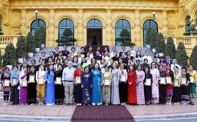 Phó Chủ tịch nước Võ Thị Ánh Xuân với các đại biểu. Ảnh: TTXVN