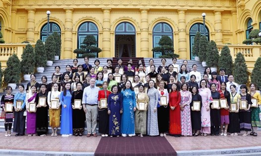 Phó Chủ tịch nước Võ Thị Ánh Xuân với các đại biểu. Ảnh: TTXVN