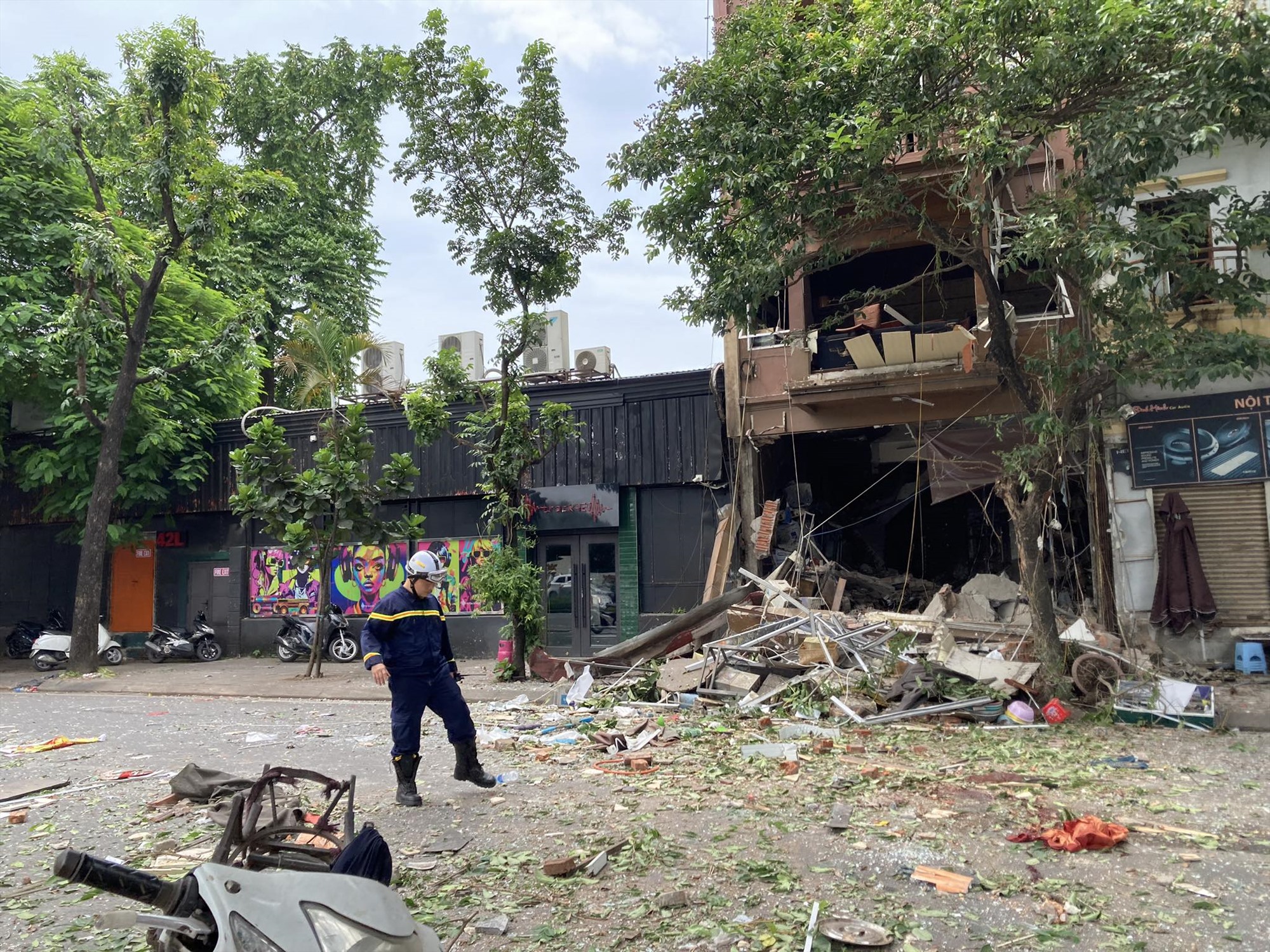 Khung cảnh hoang tàn sau vụ nổ khí gas tại 42K Yên Phụ, Ba Đình, Hà Nội. Ảnh: Khánh Linh